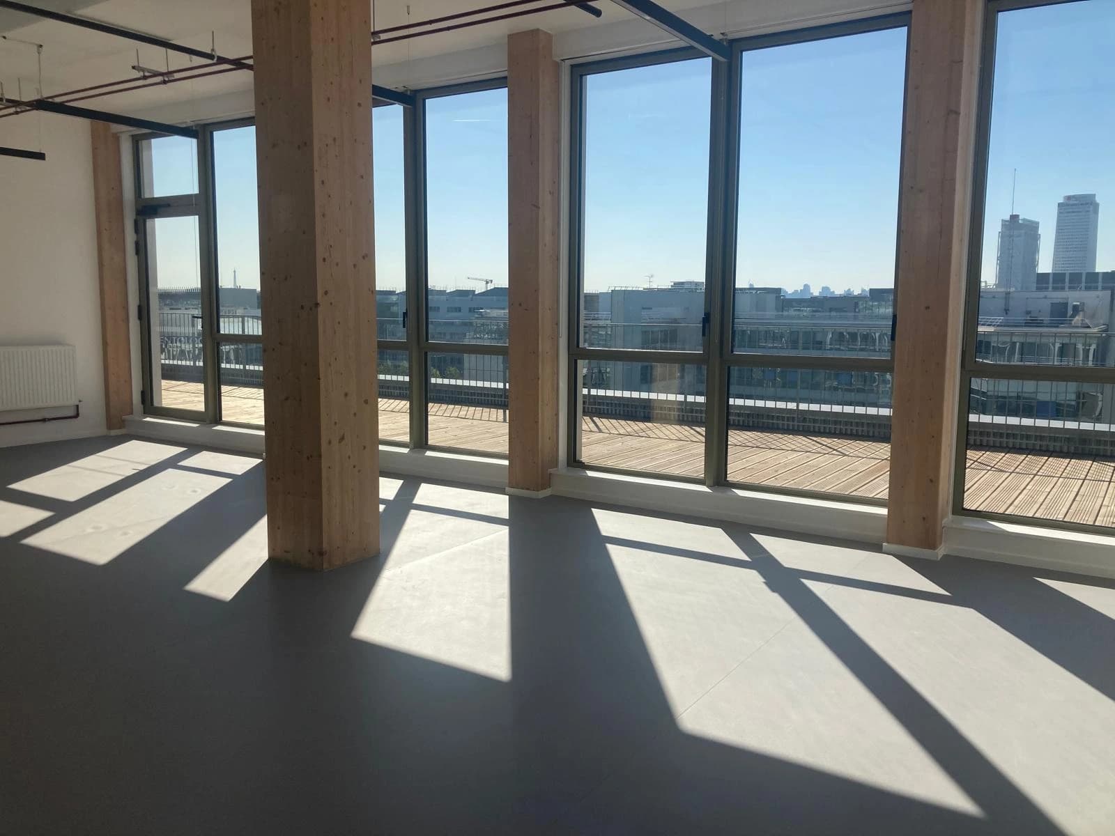 Bureaux lumineux bois  - Rue des Bretons — photo 1