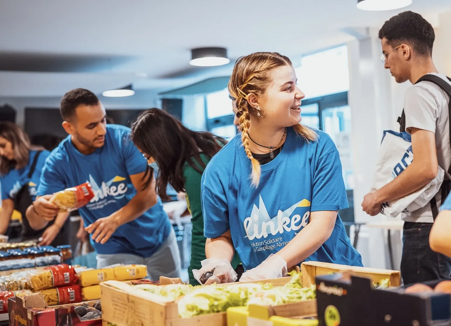 Distribution solidaire dans un lieu activé